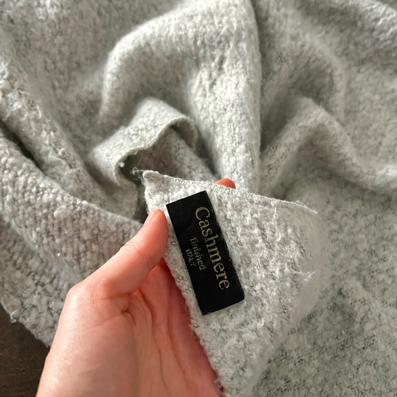 Large Grey Cashmere Finish Blanket Scarf - Picture 3 of 4